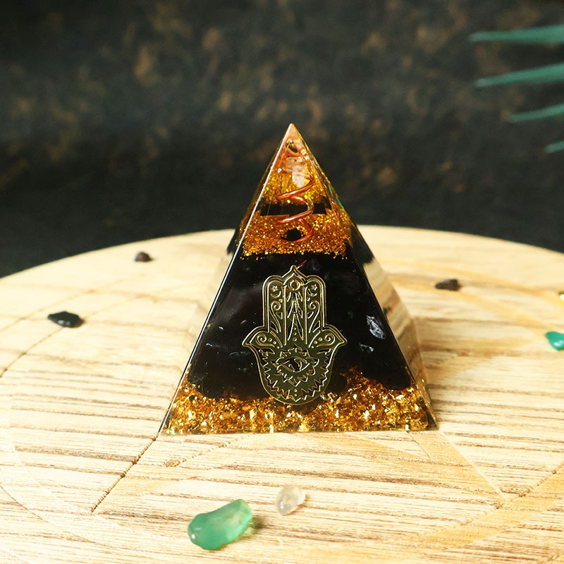 Пирамида из смолы с кристаллом – обзор и цена Resin